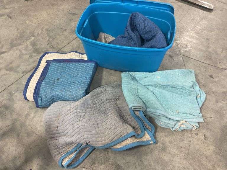 Tote of (5) furniture blankets