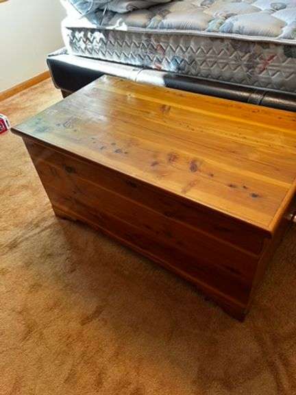VINTAGE CEDAR BLANKET CHEST