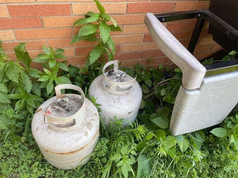 WEBER GAS GRILL WITH 2 PROPANE TANKS