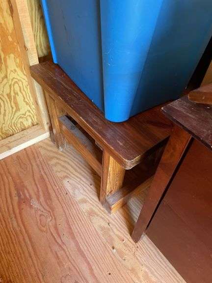 END TABLE, MAGAZINE RACK, STOOL-BENCH, TOTE WITH CONTENTS