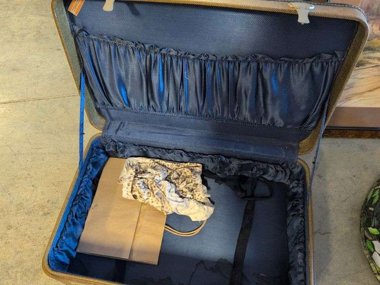 Clean-HEPA system, mirror, painting, luggage, and plastic chandelier
