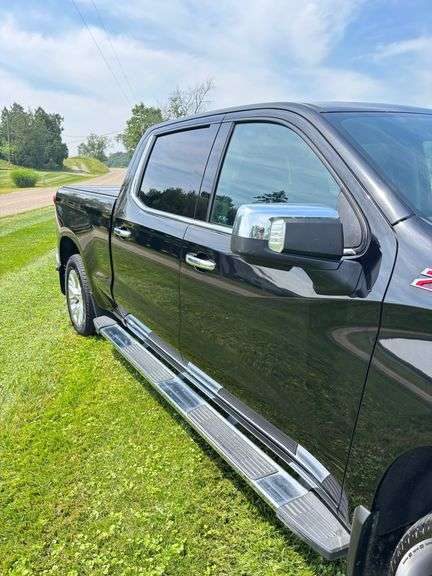 2021 Chevrolet 1500 LTZ , 4x4 ,Only 31,000 miles ,Leer Hard Top Bed Cover , Sharp !