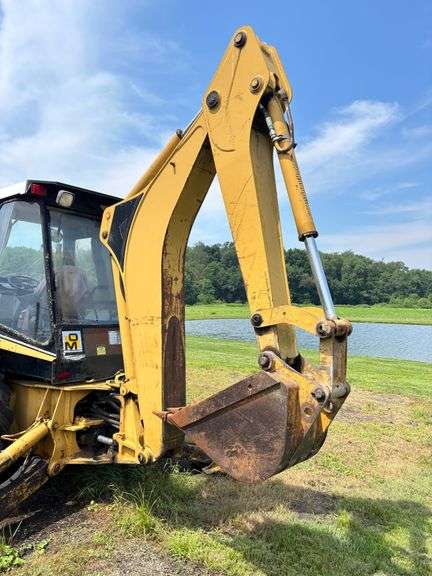 Caterpillar 416B Backhoe , 4x4 ( right side door window cracked ) Runs Good