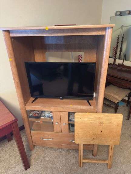 ENTERTAINMENT CENTER W/TV, MOVIES, AND FOLDING TV TRAY