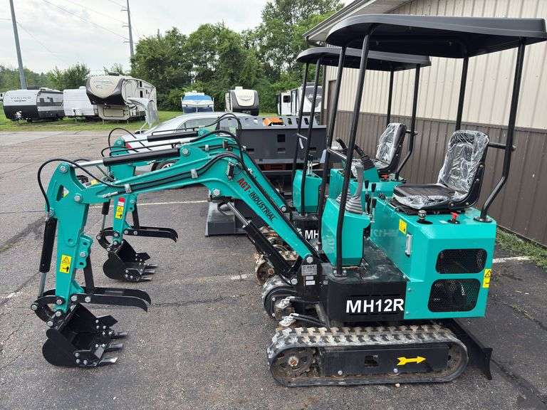 AGT Industrial MH12R Mini-Excavator