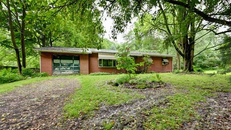Renovation-Ready Ranch Hom...