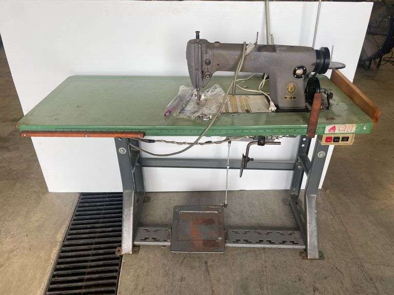 Singer 251-4 industrial sewing machine with foot pedal
