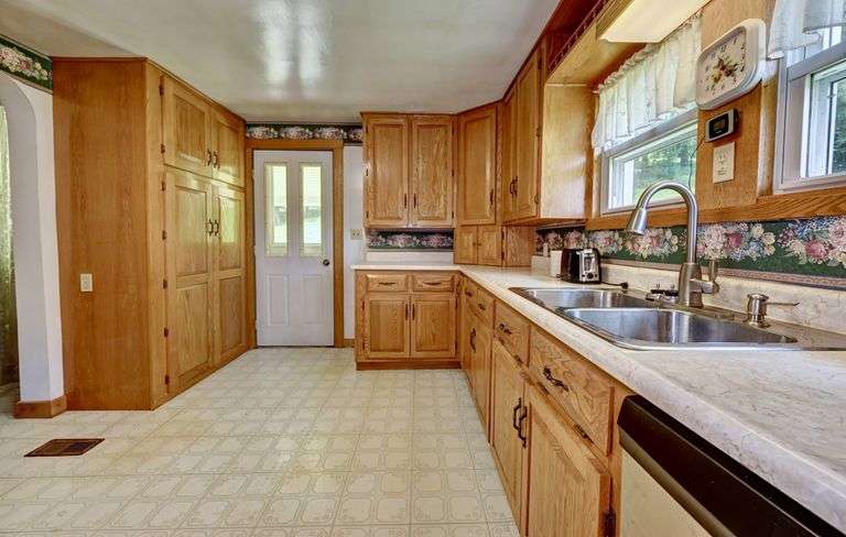 Absolute Home & Outbuildings on 3.75 Acres