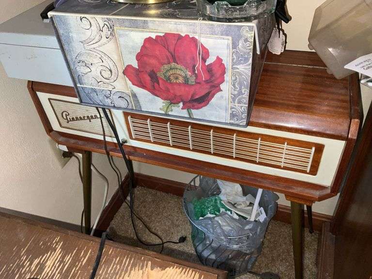 ANTIQUE RADIO, NIGHTSTAND AND LAMP