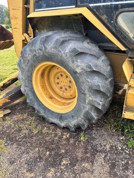 Caterpillar 416B Backhoe , 4x4 ( right side door window cracked ) Runs Good