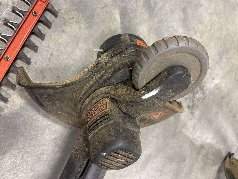 Black and Decker electric edger and hedge trimmer with batteries and charger - works