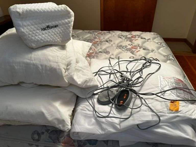BEAUTY-REST KING SIZE MATTRESS WARMER WITH DUAL CONTROLS , MATTRESS PAD & PILLOWS