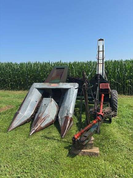 New Idea 326-2 Row Corn Picker, 8 Roll Husking Bed(comes w/New Metal Husker Fingers)