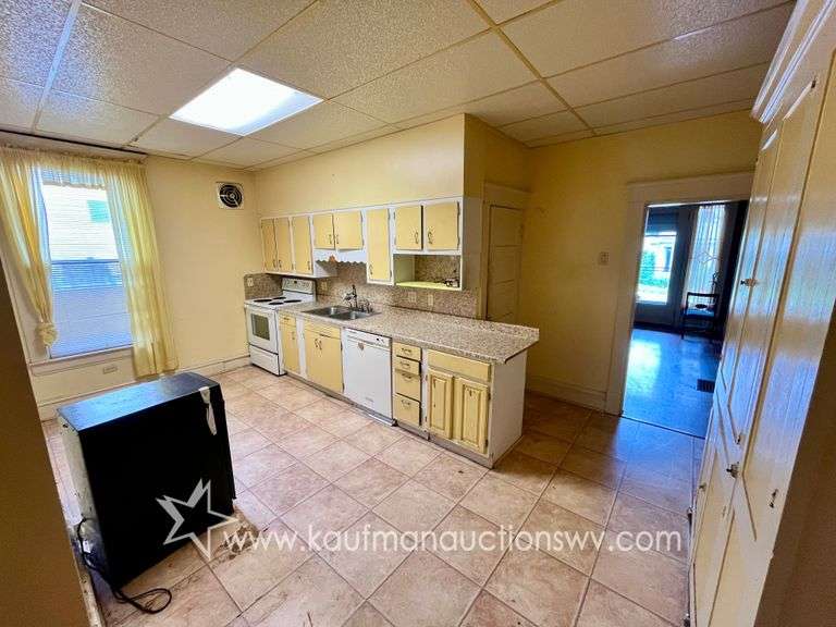 Fairmont 4 Bedroom Home with 4 Bay Garage