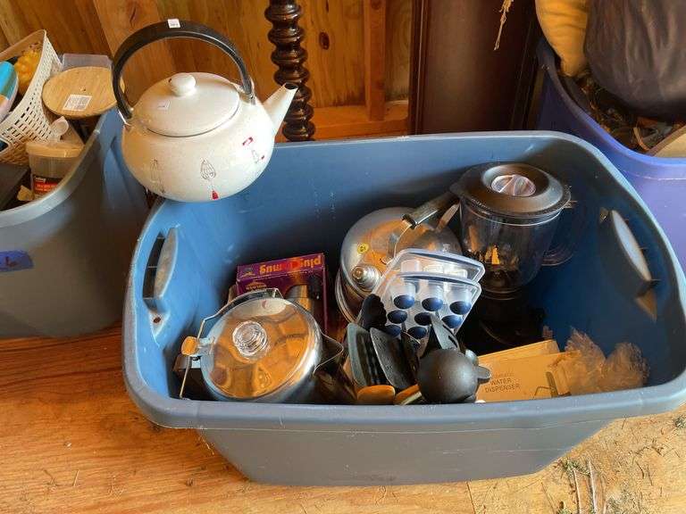TOTE OF KITCHEN ITEMS