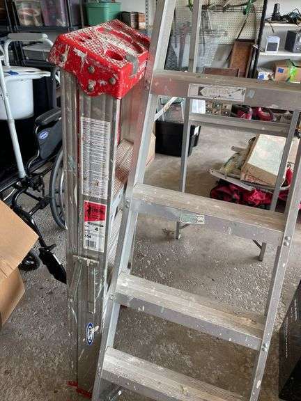 PAIR OF STEP LADDERS 4FT AND 6FT