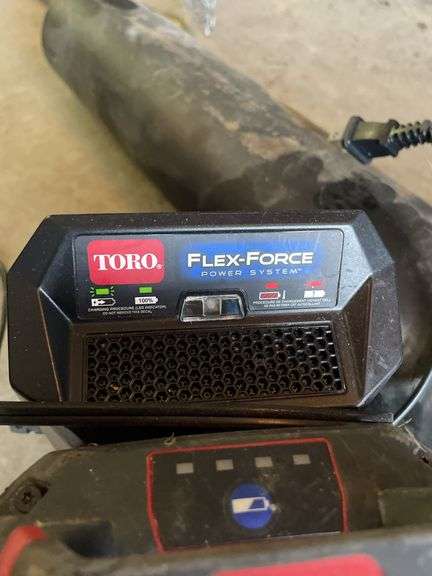 TORO BATTERY OPERATED LEAF BLOWER WITH CHARGER AND 1 BATTERY