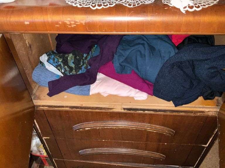 VINTAGE CHEST OF DRAWERS WITH CONTENTS