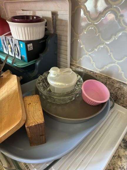 DRINKING GLASSES, KNIVES, DISH DRAINER AND KITCHEN ITEMS