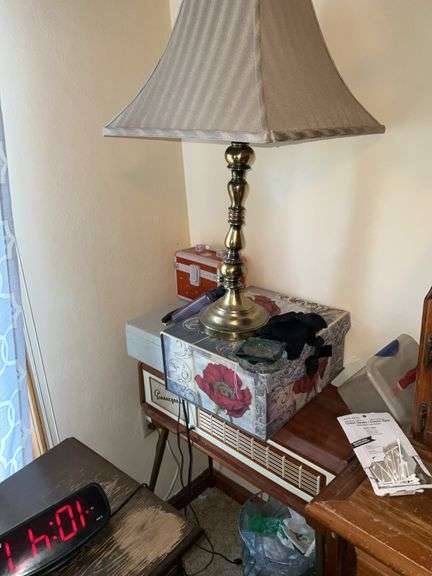 ANTIQUE RADIO, NIGHTSTAND AND LAMP