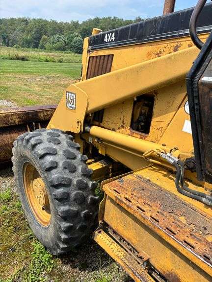 Caterpillar 416B Backhoe , 4x4 ( right side door window cracked ) Runs Good