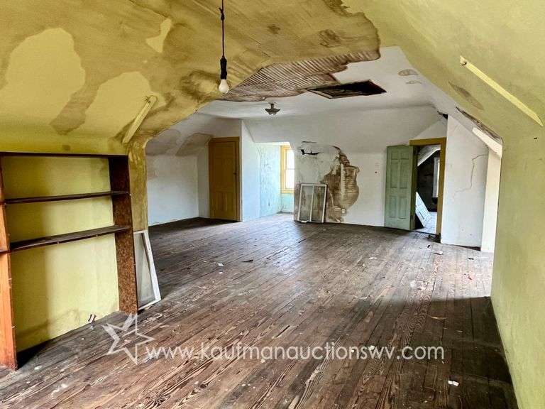 Fairmont 4 Bedroom Home with 4 Bay Garage
