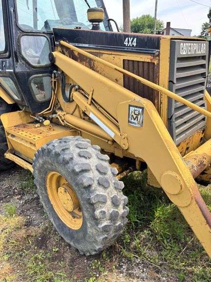 Caterpillar 416B Backhoe , 4x4 ( right side door window cracked ) Runs Good
