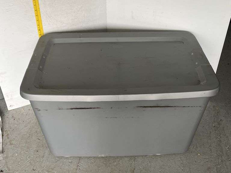 Tote with 33 RPMs