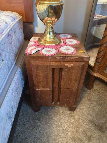 QUEEN BED W/PAIR OF NIGHTSTANDS AND PAIR OF BRASS LAMPS