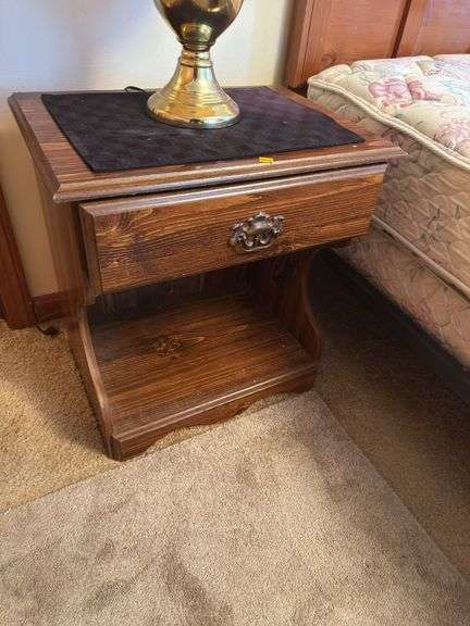 QUEEN BED W/PAIR OF NIGHTSTANDS AND PAIR OF BRASS LAMPS