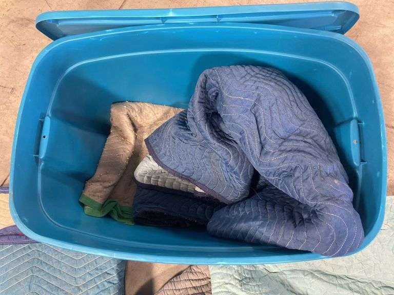 Tote of (5) furniture blankets