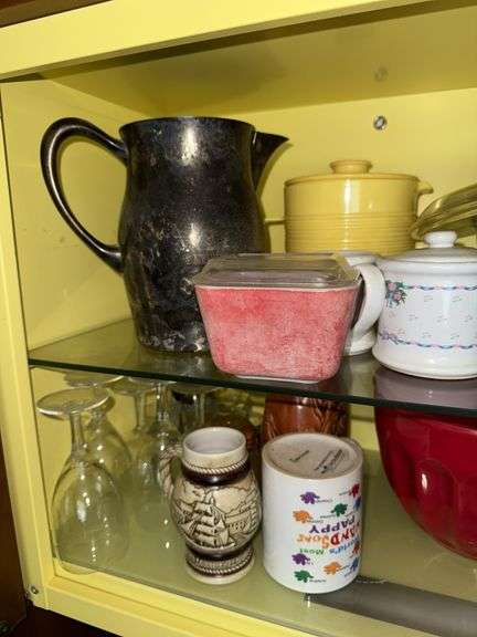 CONTENTS OF CUPBOARD INCL. SEVERAL PYREX PANS