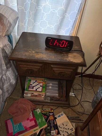 ANTIQUE RADIO, NIGHTSTAND AND LAMP