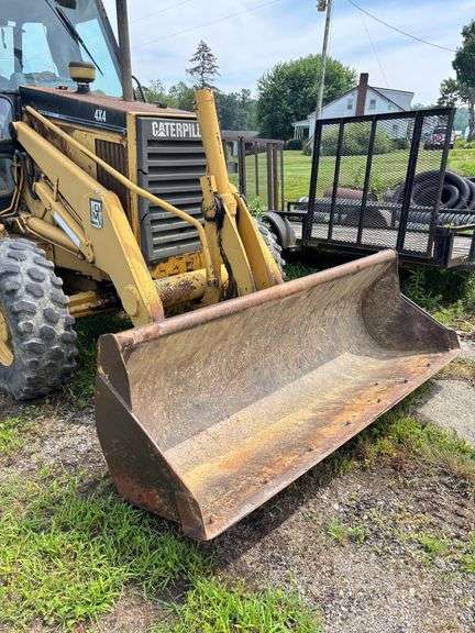 Caterpillar 416B Backhoe , 4x4 ( right side door window cracked ) Runs Good