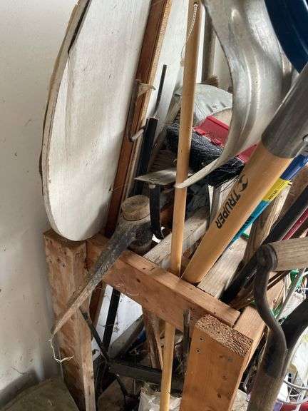 ASSORTMENT OF YARD TOOLS
