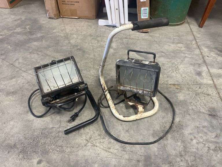 (2) work lights on stands