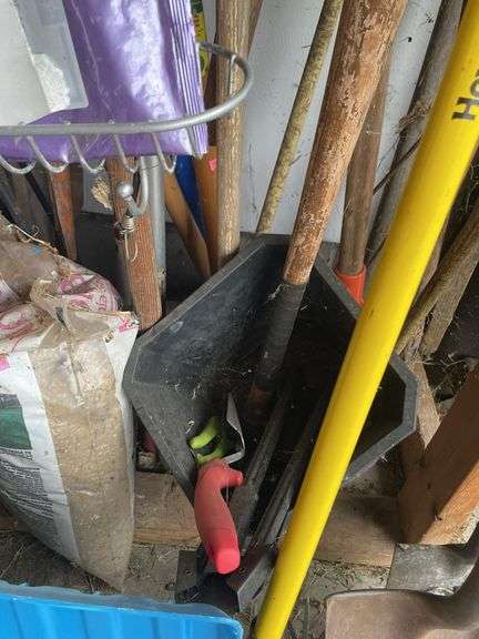ASSORTMENT OF YARD TOOLS
