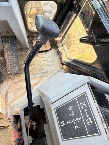 Caterpillar 416B Backhoe , 4x4 ( right side door window cracked ) Runs Good