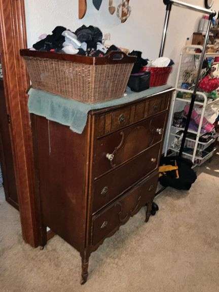 DRESSER WITH CONTENTS AND CLOTHES RACK