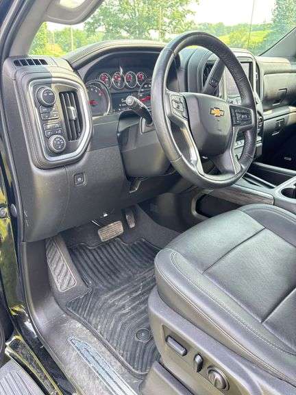 2021 Chevrolet 1500 LTZ , 4x4 ,Only 31,000 miles ,Leer Hard Top Bed Cover , Sharp !