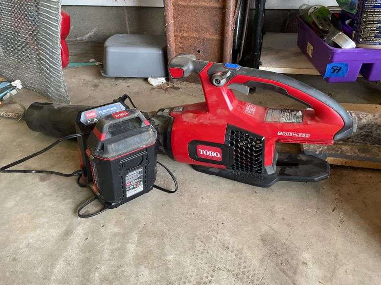 TORO BATTERY OPERATED LEAF BLOWER WITH CHARGER AND 1 BATTERY