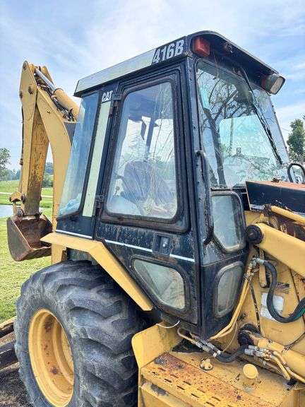 Caterpillar 416B Backhoe , 4x4 ( right side door window cracked ) Runs Good