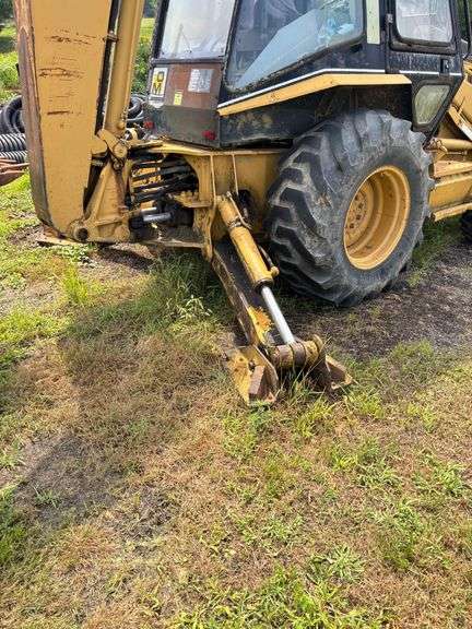 Caterpillar 416B Backhoe , 4x4 ( right side door window cracked ) Runs Good