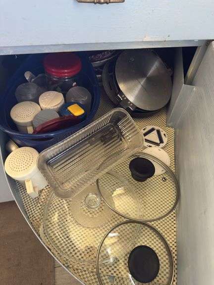 CUPBOARD OF GLASSWARE INCL. SEVERAL PYREX PANS