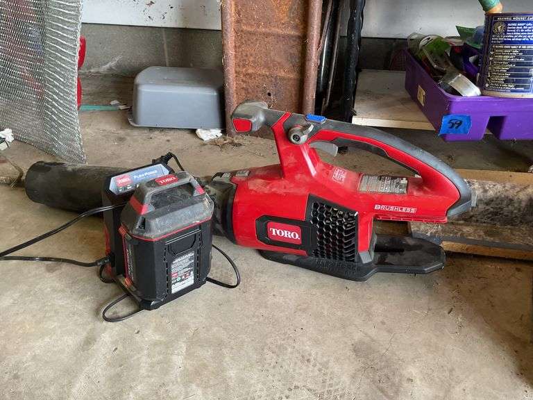 TORO BATTERY OPERATED LEAF BLOWER WITH CHARGER AND 1 BATTERY