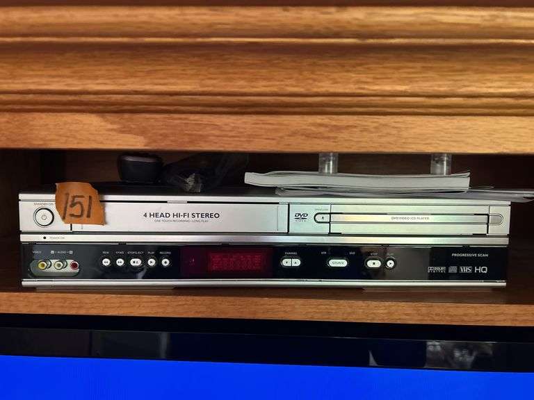 DOLBY DIGITAL PROGRESSIVE SCAN DVD/CD / VHS PLAYER