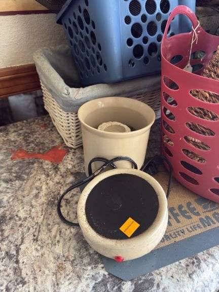 ALL CONTENTS ON TOP OF COUNTER (PICTURED)