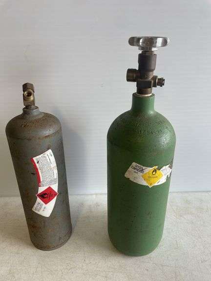 Compressed oxygen and dissolved acetylene