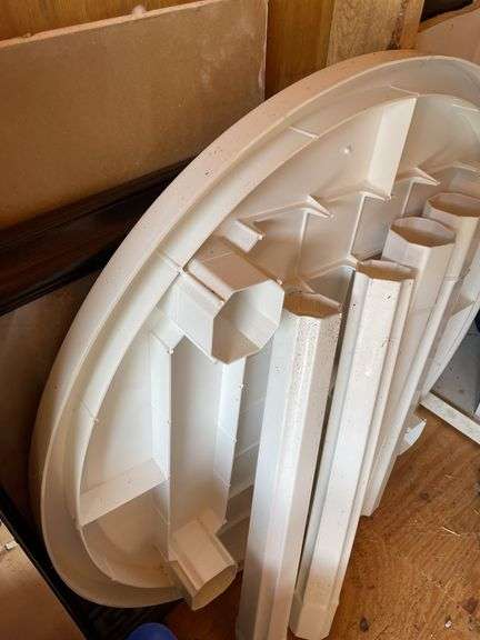 PLASITC INDOOR/OUTDOOR ROUND TABLE