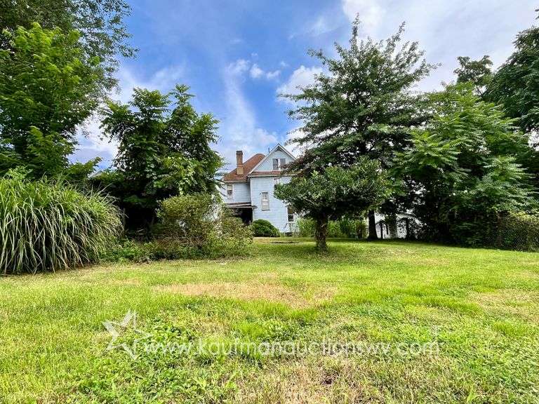 Fairmont 4 Bedroom Home with 4 Bay Garage